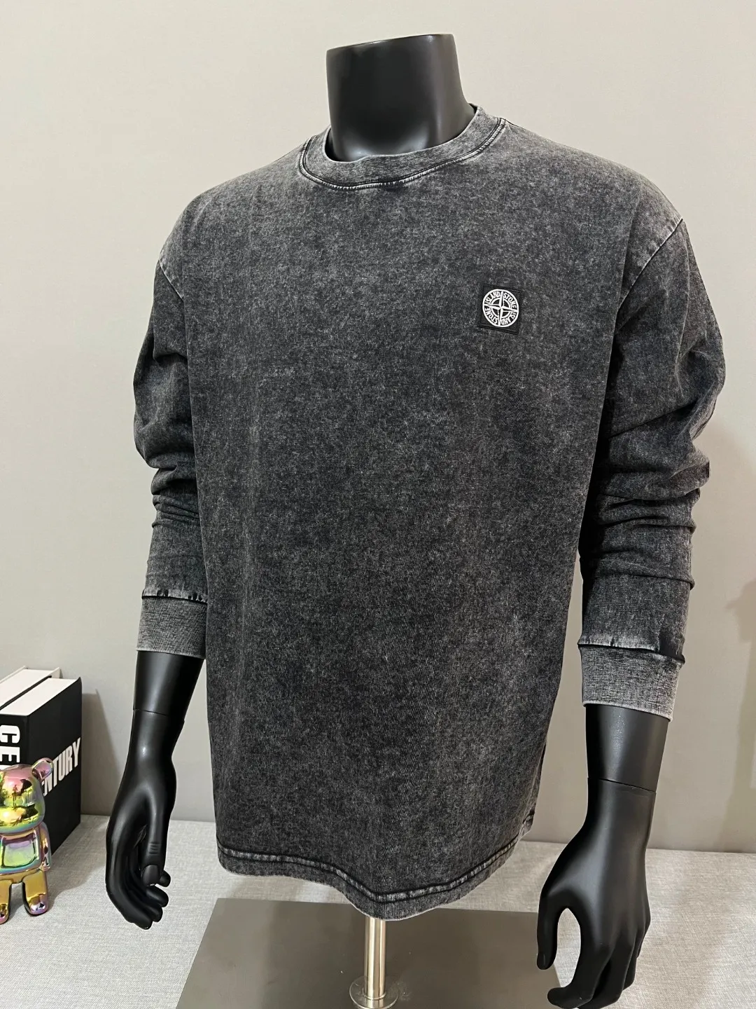 P190 STONE ISLAND Heavy industry washed 2025fw autumn and winter long-sleeved T-shirt YB embroidered small label LOGO 320g double yarn pure cotton washed and decolorized, imported machine embroidered small label embroidered letters are clean and neat, supports NFC scanning code to enter GW, YB ready-to-wear fabric collar hemming, shoulder bone and tight thread It will not deform after being worn for a long time. It has been washed with high temperature water for 4 times. The non-fading and anti-shrinking fabric is softer. The upper body has a great drape. It is comfortable and stretchable. It is a must-have item for autumn and winter outerwear wardrobes. It is the same style for men and women! Color: black, size: XS-L (maximum L can wear 210 pounds)